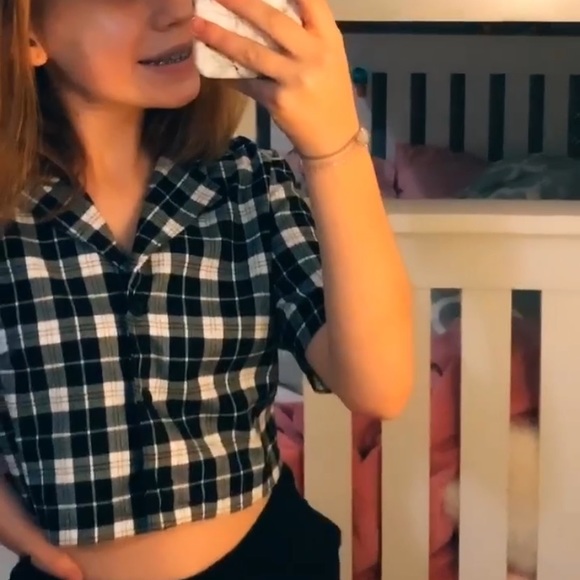 BRANDY MELVILLE VIVIAN TOP 🤩 - Picture 3 of 3